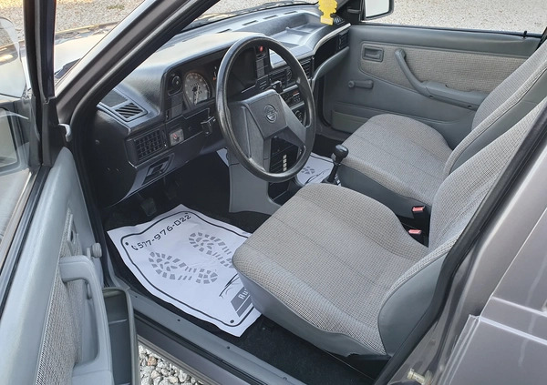 Opel Kadett cena 12700 przebieg: 110000, rok produkcji 1988 z Nieszawa małe 277